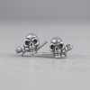 Zilveren heren oorbellen met roze doodskop studs