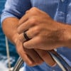 Bague personnalisee homme anneau tungstene brosse facette ligne bois