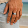 Bague personnalisee homme acier fibre de carbone arbre de vie