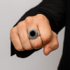 Anillo de hombre acero chapado en oro resina negra motivo griego