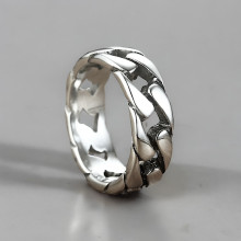 Anillo de hombre con aro de cadena de acero cubano.