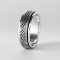 Anillo hombre antiestrés trenza giratoria plata