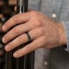 Bague personnalisee homme anneau tungstene brosse ligne arc en ciel