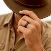 Bague personnalisee homme anneau tungstene brosse ligne arc en ciel