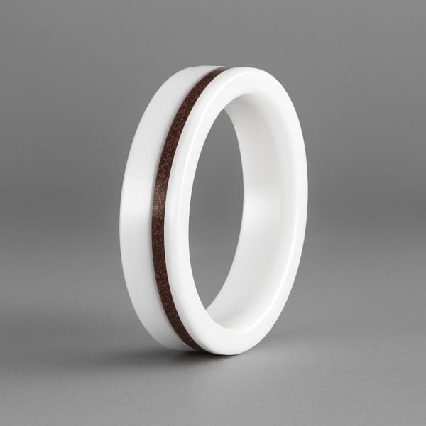 Bague en céramique blanche avec ligne sablée Alliance moderne