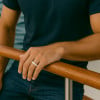 B4 Bague personnalisee alliance dome ceramique noire