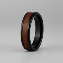 Anillo de bodas de cerámica negra con línea de madera.