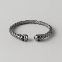 Bracciale rigido in pelle intrecciata con teschio