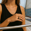 B4 Bague personnalisee alliance dome ceramique noire