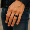 Bague homme acier anneau noir brosse ligne bleue a graver