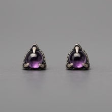 Silver claw stud earrings with zirconium oxide