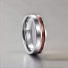 Personaliseerbare titanium trouwring met houtlijngravure