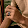 Bague argent ouvert chevaliere homme onyx ovale rouge motif croix