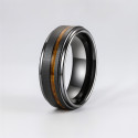 Anello in tungsteno spazzolato sfaccettato con linea di legno personalizzabile (Dupliqué)