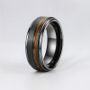 Anillo de tungsteno cepillado facetado con línea de madera personalizable (Dupliqué)