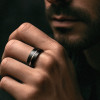 Bague personnalisee homme tungstene brosse rainure noir plaque or
