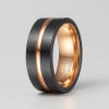 Bague personnalisee homme tungstene brosse rainure noir plaque or