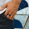 Bague personnalisee homme tungstene brosse rainure noir plaque or