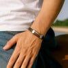 Bracelet homme cuir noir element acier motif grecque