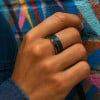 Bague Tungstène Noir Brossé martelé serti Marbre