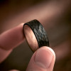Bague Tungstène Noir Brossé martelé intérieur Bois chêne