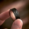 Bague Tungstène Noir Brossé martelé intérieur Bois chêne