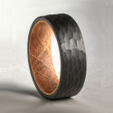Bague Tungstène Noir Brossé martelé intérieur Bois chêne