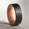 Bague Tungstène Noir Brossé martelé intérieur Bois chêne