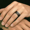 Bague Tungstène Noir Brossé martelé intérieur Bois chêne