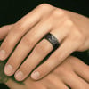 Bague Tungstène Noir Brossé martelé intérieur Bois chêne