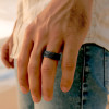 Bague Tungstène Noir Brossé martelé intérieur Bois chêne
