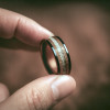 Bague de mariage céramique noire avec bois chene