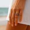 Bague de mariage céramique noire avec bois chene