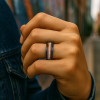 Bague de mariage céramique noire avec bois chene