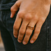 Anillo de hombre de tungsteno con exterior de madera de roble (Dupliqué)