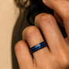 8mm Bague mariage personnalisee tungstene noir lignes bleues bois