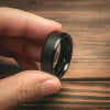 Bague ceramique noire matte brossee anneau personnalisable homme femme