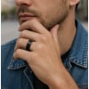 Bague ceramique noire matte brossee anneau personnalisable homme femme