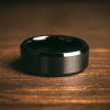 Bague ceramique noire matte brossee anneau personnalisable homme femme