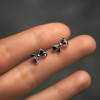 Orecchini in argento con borchie a papillon
