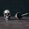 Pendientes de hombre con calavera plateada