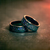 Anillo de alianza de tungsteno con ópalo multicolor personalizado para hombres y mujeres