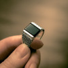 Bague argent ouvert chevaliere homme onyx carrée noire