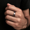 Personaliseerbare titanium trouwring met houtlijngravure