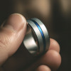 Bague homme acier anneau noir brosse ligne bleue a graver