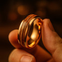 Anello da uomo in tungsteno con esterno in legno di quercia (Dupliqué)