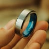 Bague homme titane bande brosse bleue personnalisee