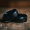 Bague personnalisee tungstene homme finition brosse noir bleu