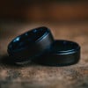 Bague personnalisee tungstene homme finition brosse noir bleu