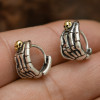 Silberne Herrenohrringe mit Totenkopf und Skeletthand